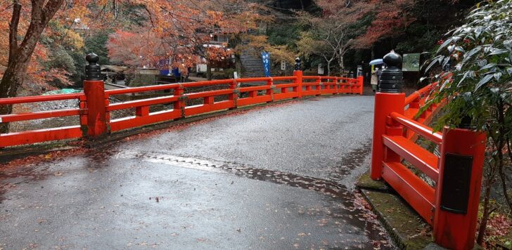 神護寺前の赤い橋