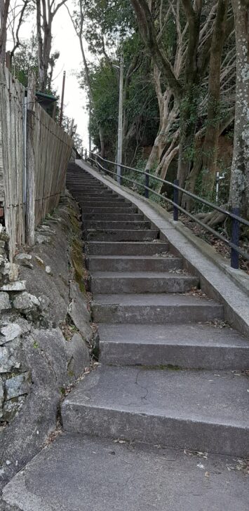 鈴虫寺と反対の方向にある階段