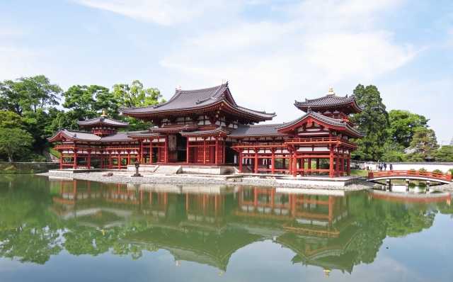 浄土式庭園の水面に反射する平等院